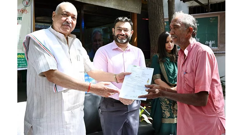 छत्तीसगढ़ में कृषि मंत्री ने किसानों को फसल बीमा योजना की पॉलिसी का किया वितरण